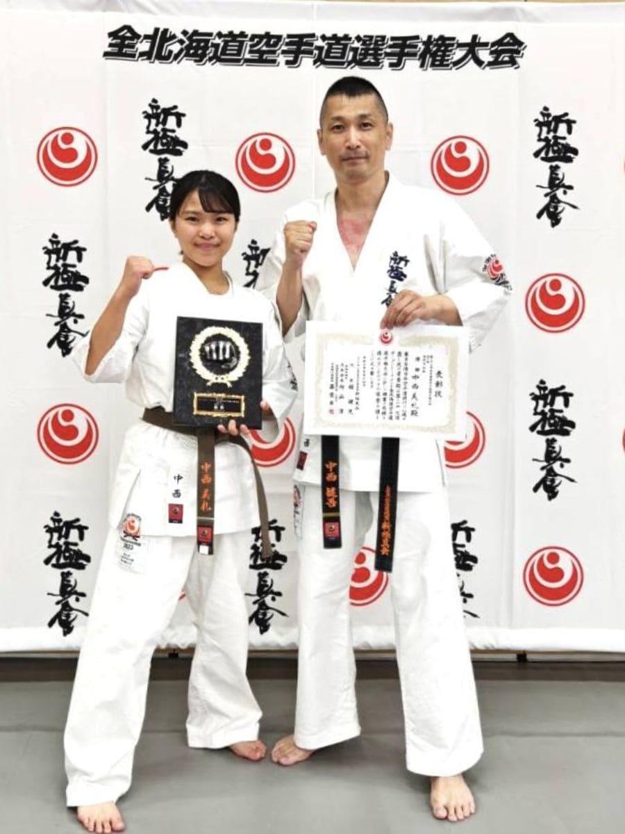 全北海道大会 型の部 高校生女子優勝 お父さん（外舘道場所属の先生）と記念撮影 札幌市中央区円山道場所属選手 外舘道場