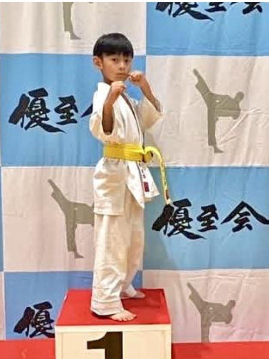 小学２年男子、優勝選手 札幌市白石区外舘道場選手 表彰台で記念撮影