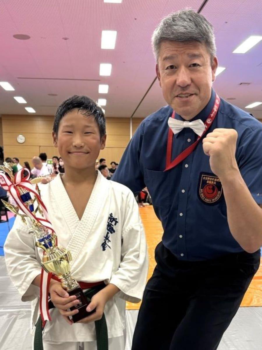 全北海道大会 組手の部 小学四年男子中量級優勝選手 札幌市白石区本部道場所属選手 外舘師範と記念撮影