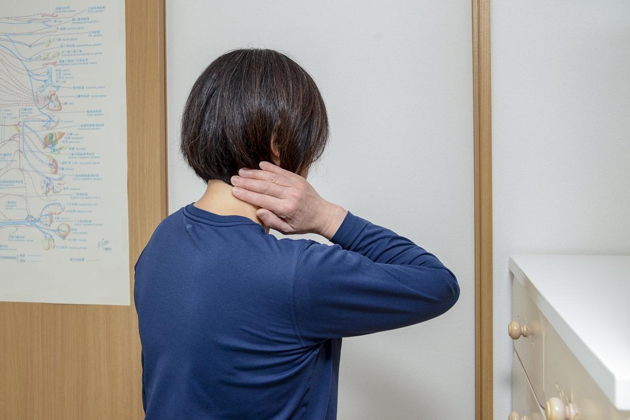 【首痛】首の痛いところを押さえている