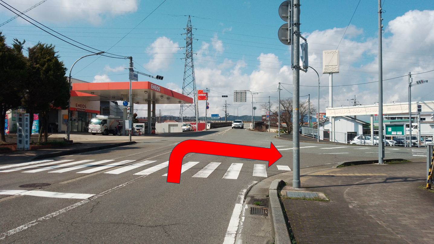 ガソリンスタンド(ENEOS)前で右折（写真）