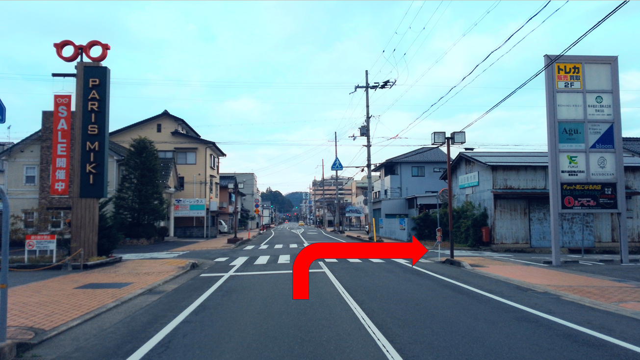 めがねのMIKI前の横断歩道を右折（写真）