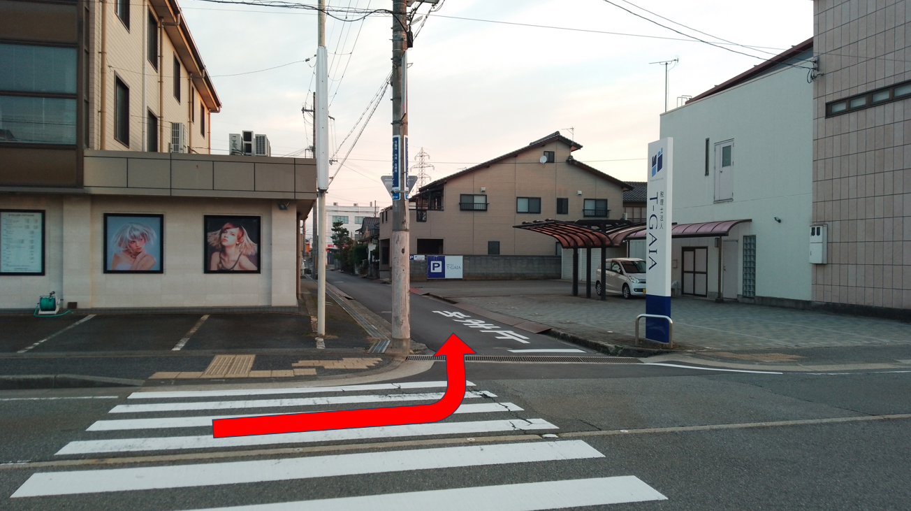 「美容室」と「T-GAIA」の間の路地へ入る（写真）