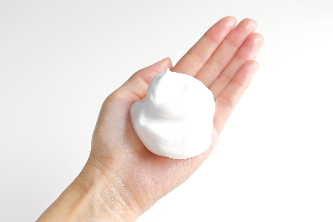 酵素洗顔を泡立たせ、手のひらに乗せている写真