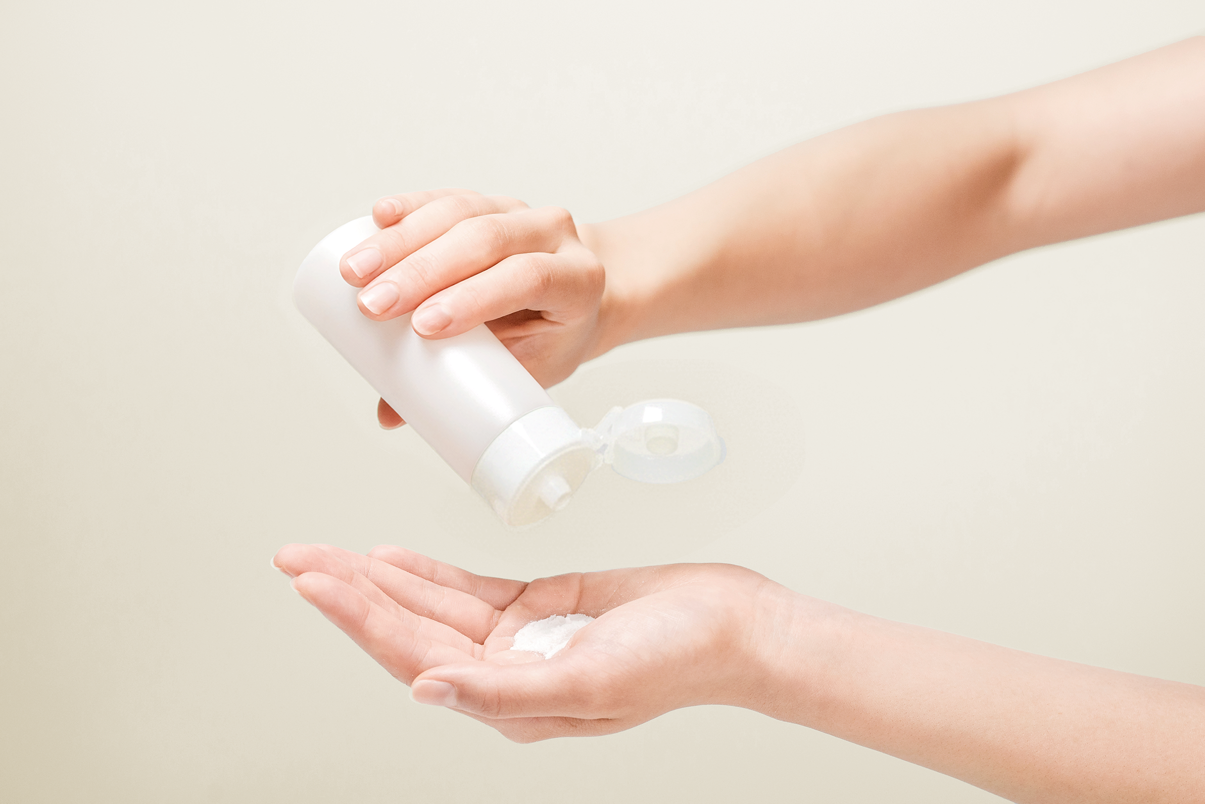 酵素洗顔を手のひらにとっている写真