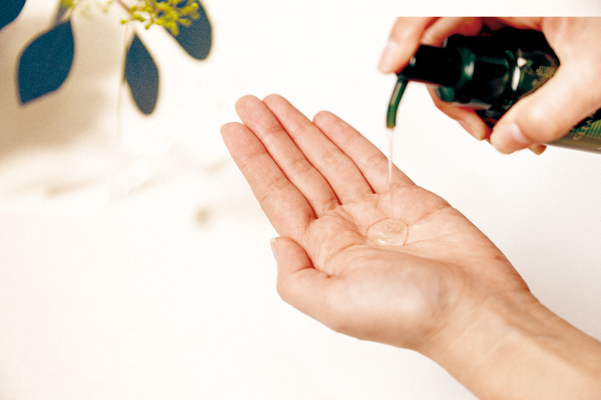 美容液クレンジングを手のひらに出している写真