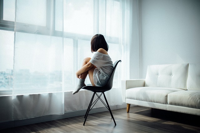 悩む女性