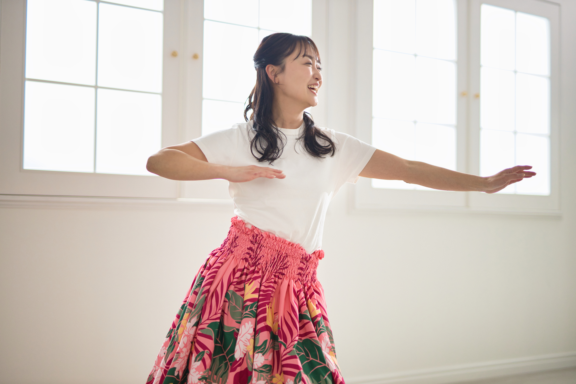 笑顔で農作業をする女性