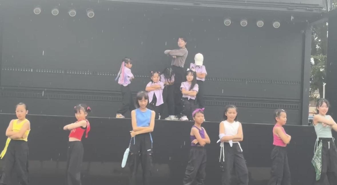 星が丘小学校での星が丘地区ふるさとまつり ふれあいフェスティバル　雨の中がんばって踊る相模原ジュニアクラス
