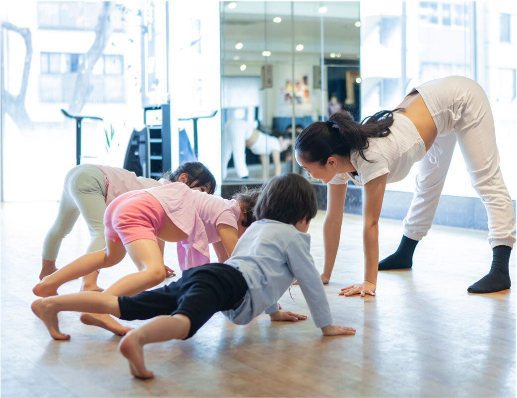 神奈川県相模原市の子ども向けダンススクールでの丁寧な個別指導風景