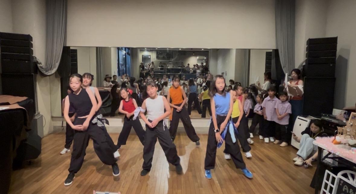 メイプルホールでのもこもこマルシェ　限られたスペースで大きく踊る相模原ジュニアクラス