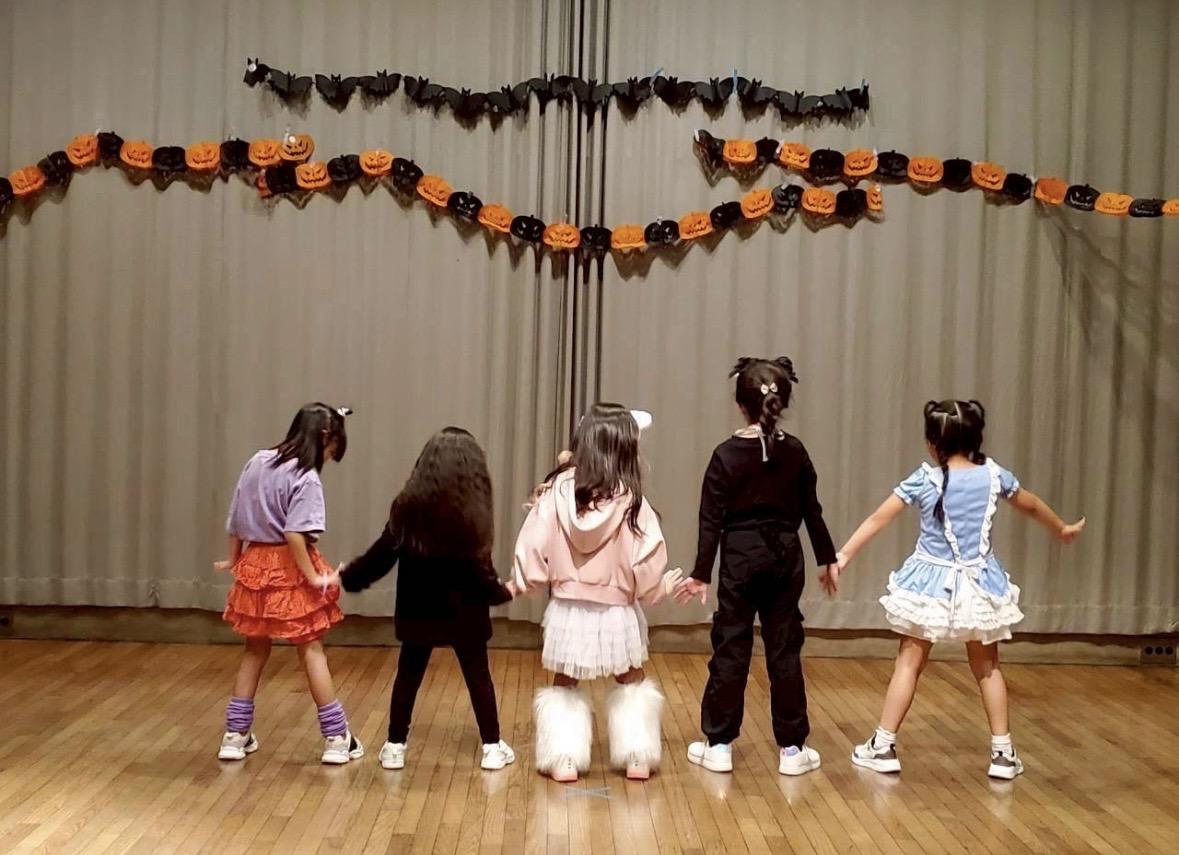 メイプルホールでのハロウィンミニ発表会　相模原キッズクラスのダンスの様子