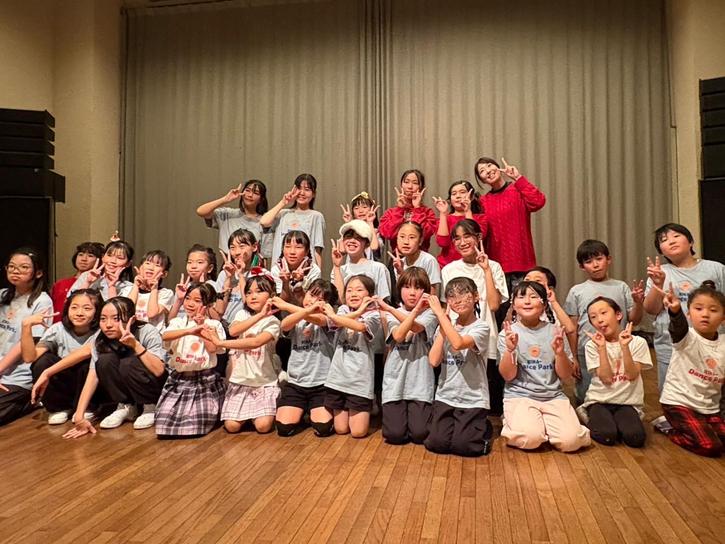 メイプルホールでのクリスマス発表会 　楽しい集合写真