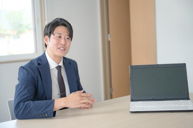 提案するスーツの男性