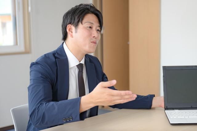 提案するスーツの男性