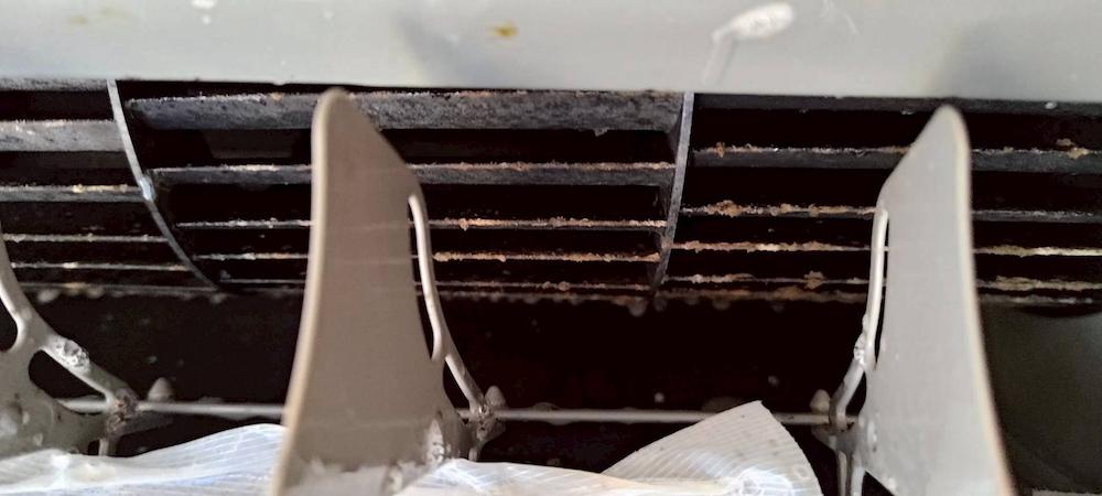家庭用エアコンの掃除前の様子