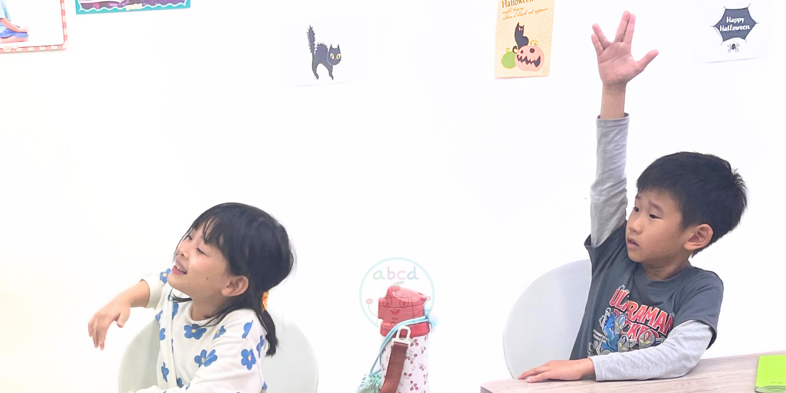 保谷駅徒歩3分 練馬区南大泉の子ども英語教室アブクドゥイングリッシュスクール（abcd English School）笑っている生徒や手を挙げている生徒の様子