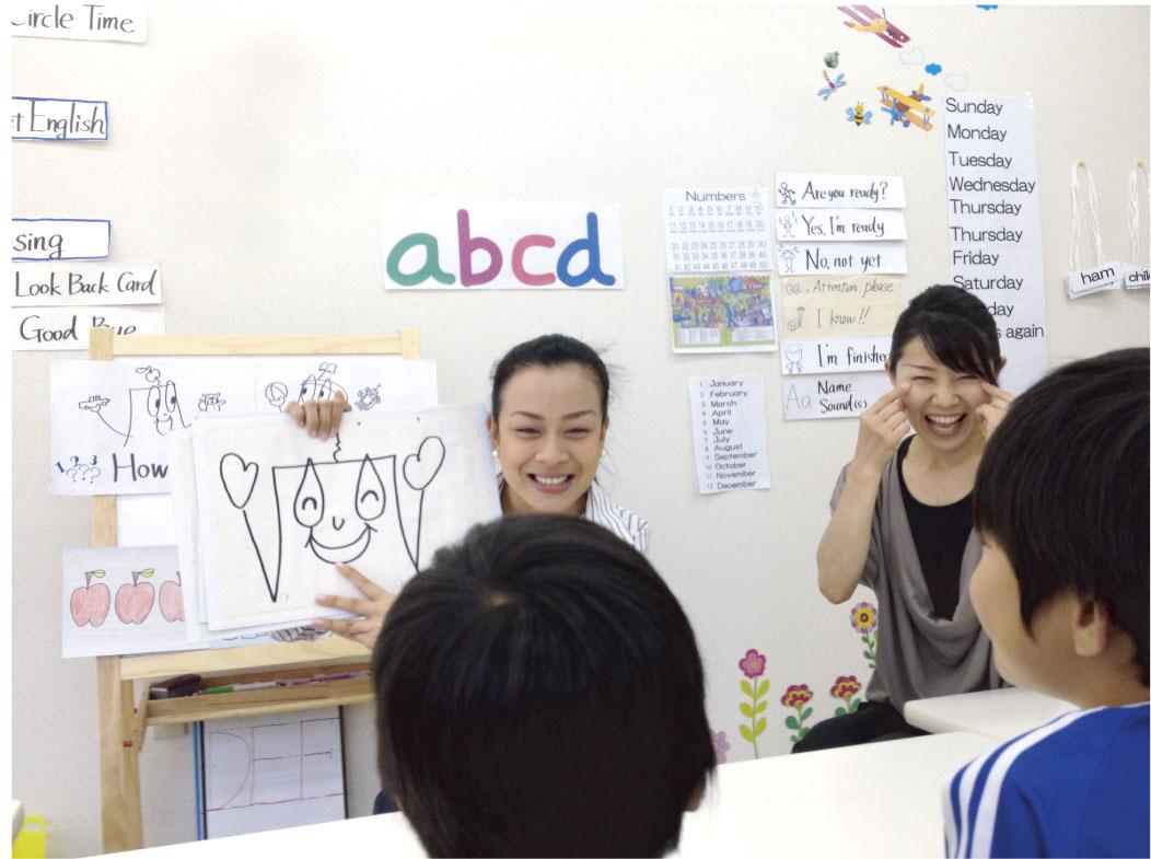保谷駅徒歩3分 練馬区南大泉の子ども英語教室アブクドゥイングリッシュスクール（abcd English School）の外国人+日本人講師笑顔でレッスンの様子
