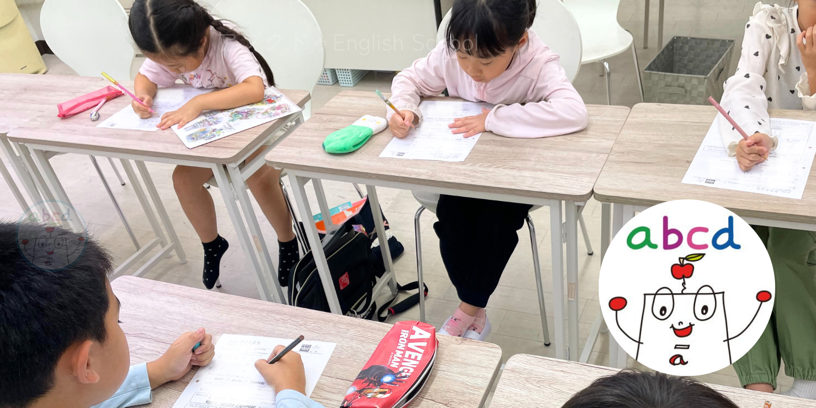 保谷駅徒歩3分アブクドゥイングリッシュスクール（abcd English School）集中してライティングに取り組む生徒達