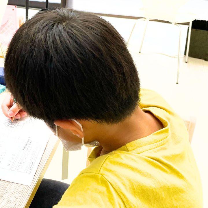 小学生英会話、文が作れるから話せる！アブクドゥイングリッシュスクールで学ぶ生徒