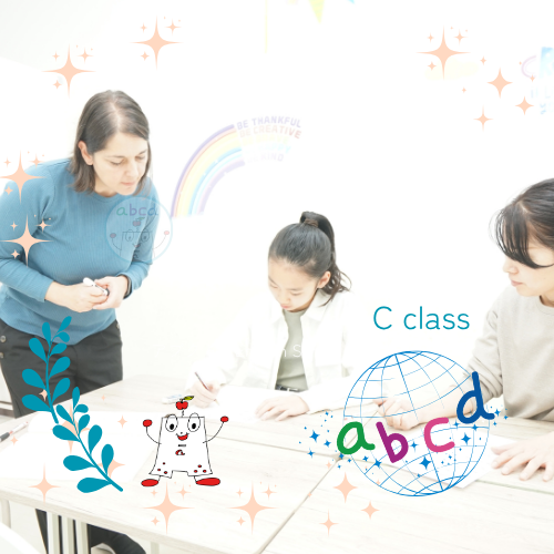 小学生英会話、話せる、文が作れる！アブクドゥイングリッシュスクール「トップステップクラス C」笑顔でレッスンを受ける生徒