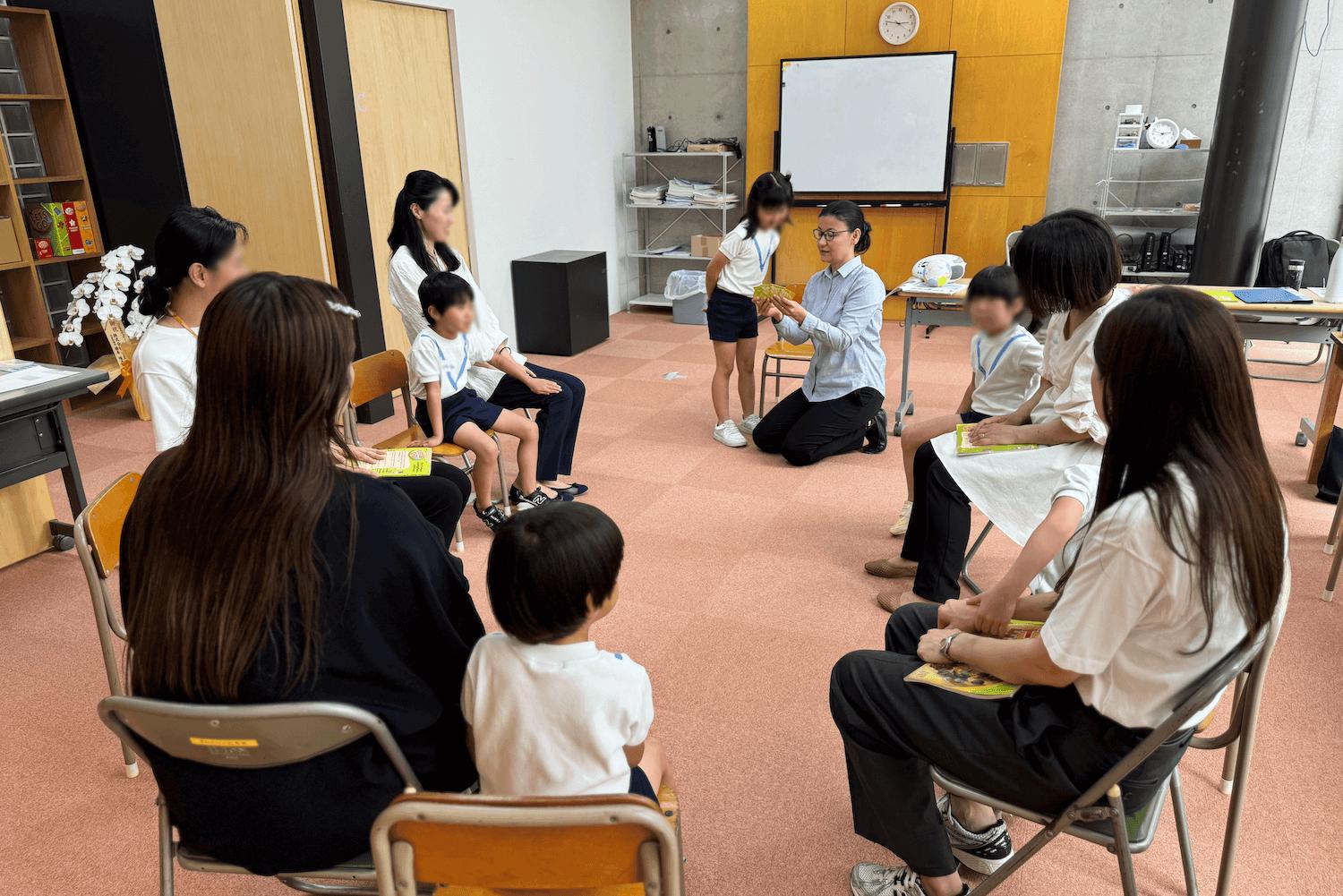 笑顔で英語の授業を受けている女の子