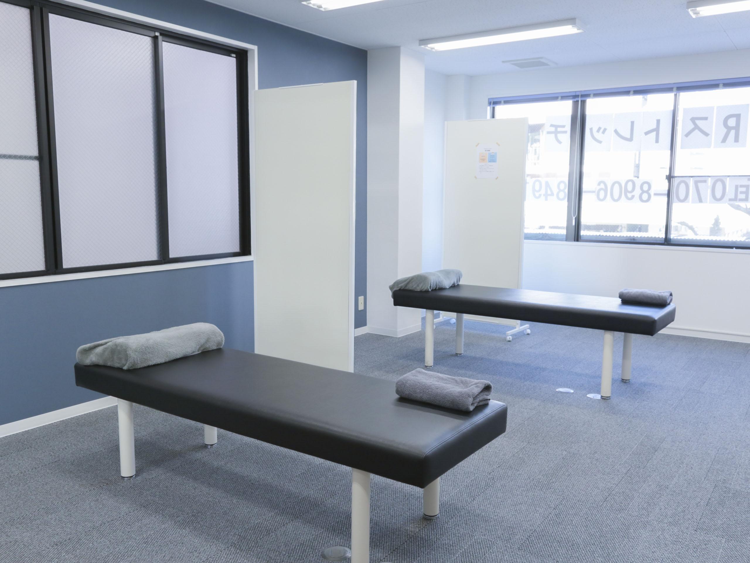 明るく清潔感のある店内