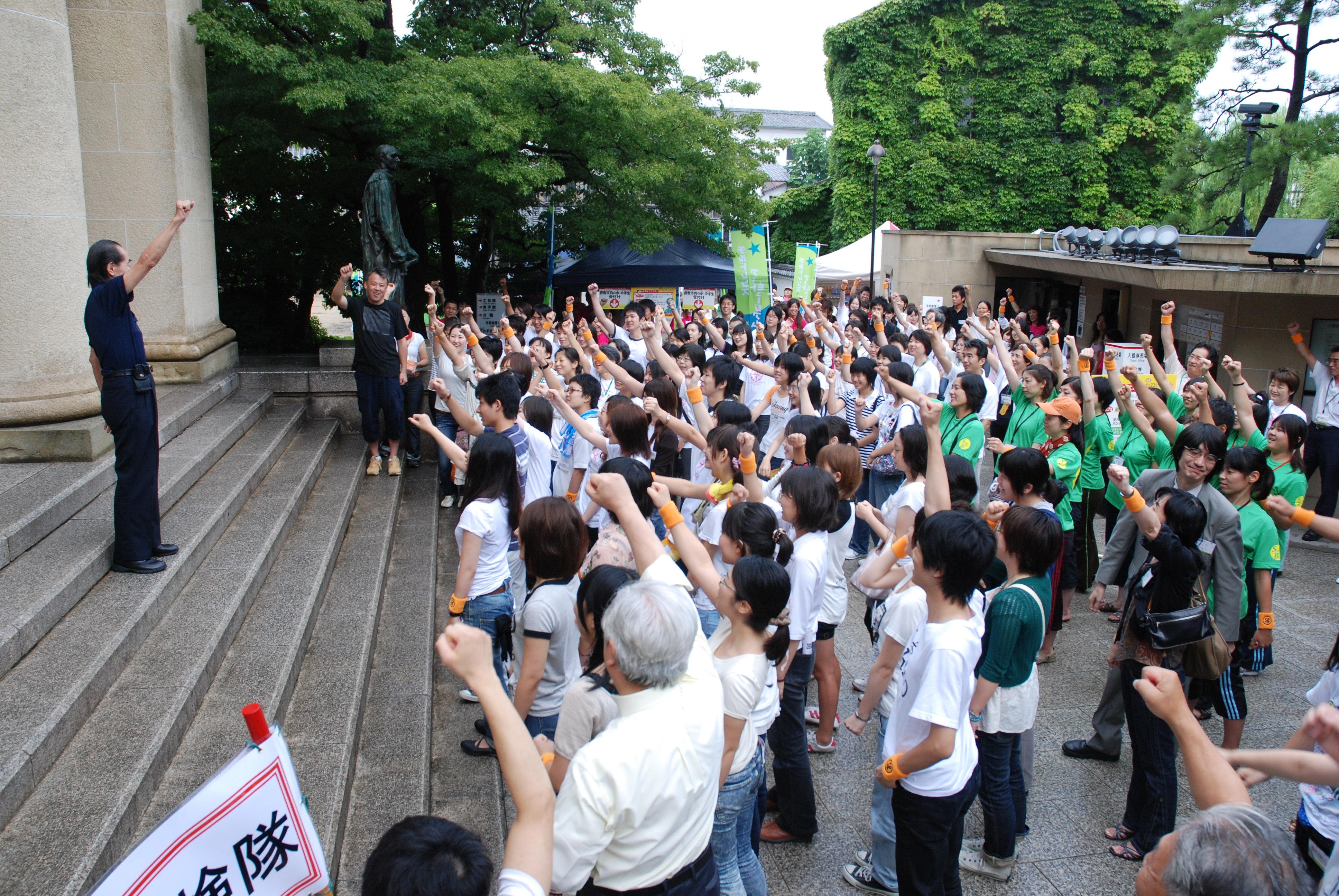 館長着任の2002年から始まり、2日間で1,000名を超える参加者を集まるまでになった「チルドレンズ・アート・ミュージアム」 開始の前、150名ほどのスタッフを鼓舞する。