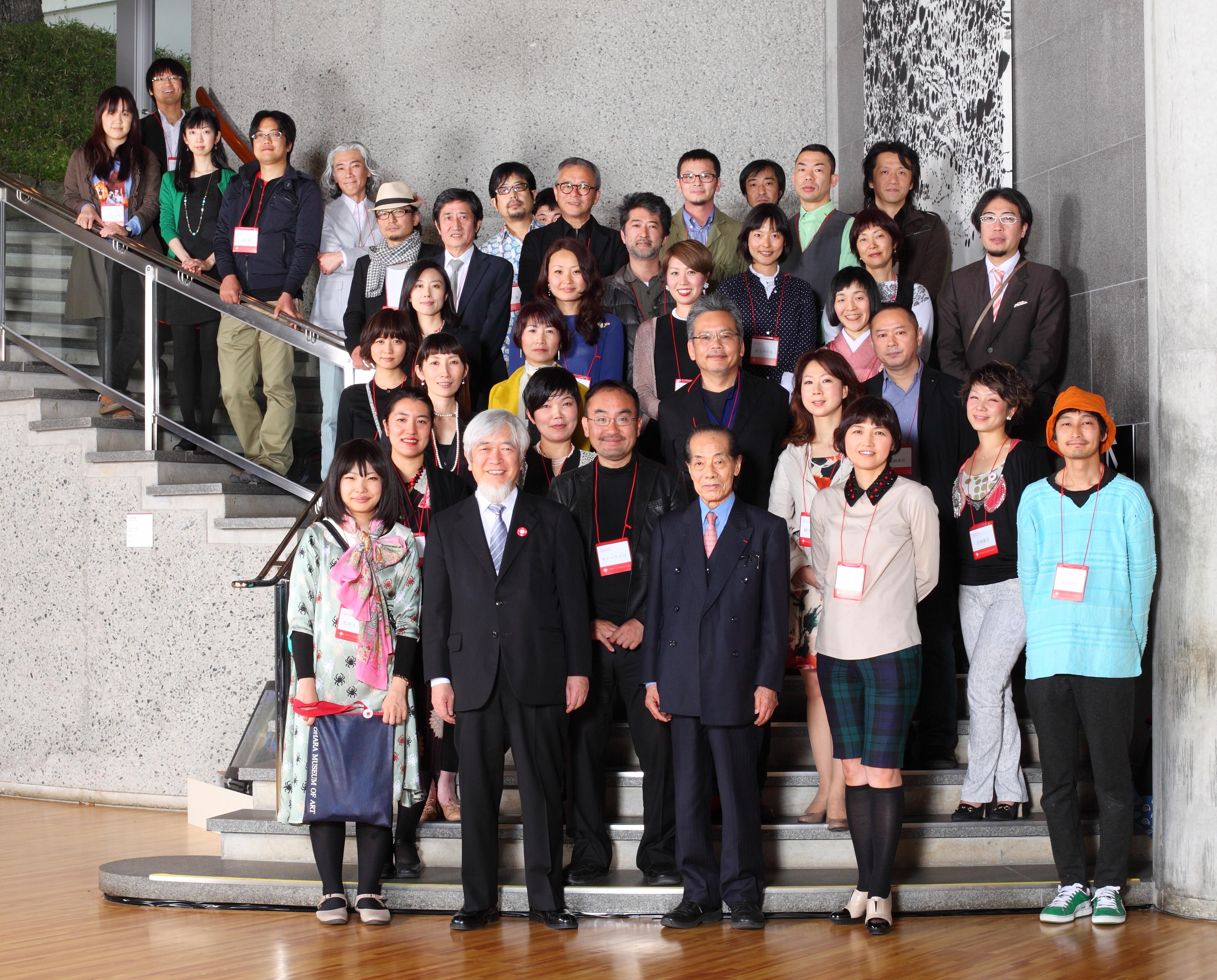 着任以来収集した現代美術作品を一挙に公開した特別展「Ohara Contemporary」(2013) 開会式に集ったアーティストと共に