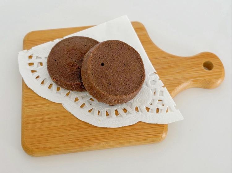 オレンジケーキは、パティシエ厳選のみずみずしいオレンジをふんだんにのせました！中にはオレンジムースをサンド♪
