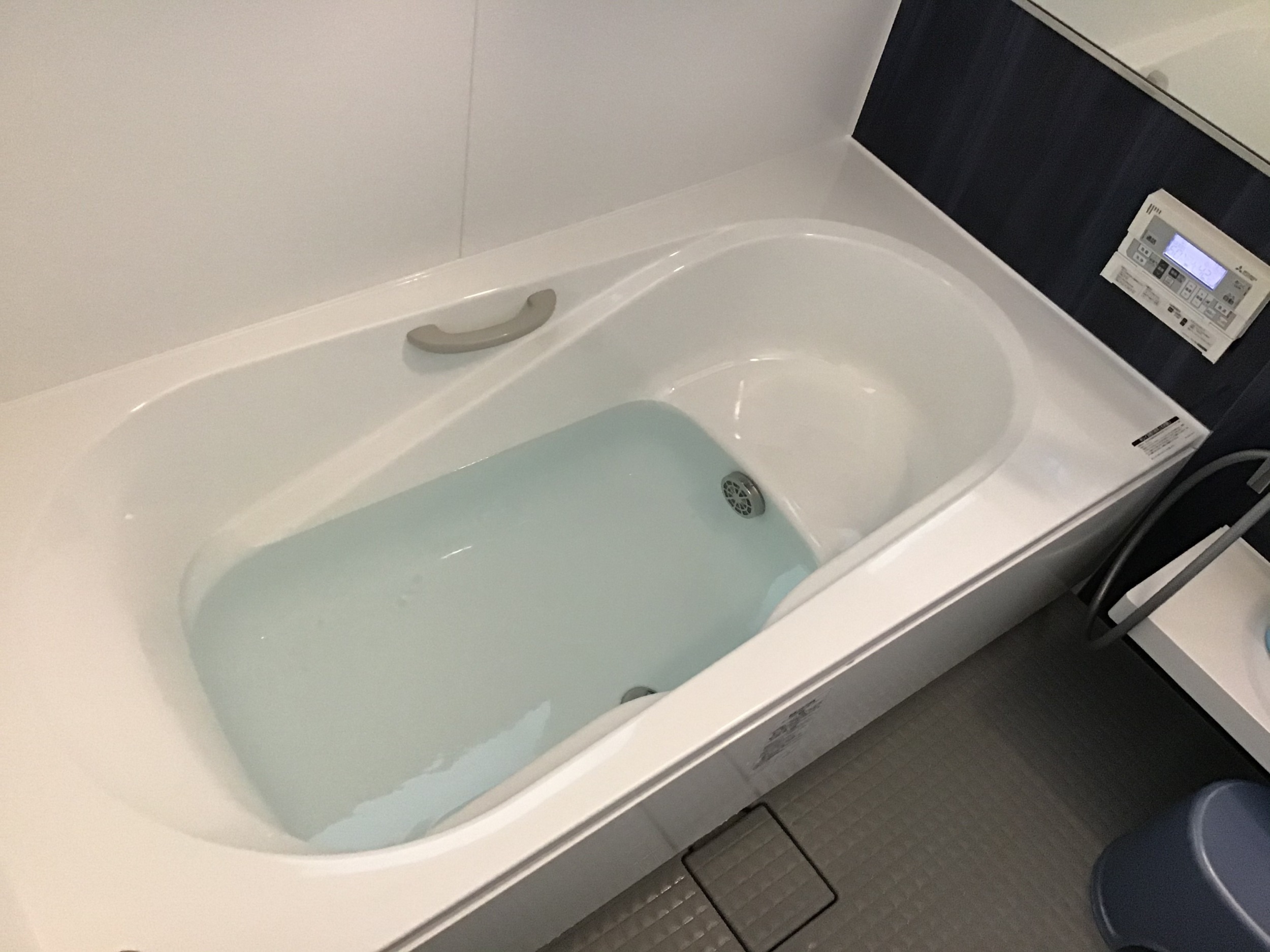 <h1>横浜の風呂釜洗浄（追い焚き配管クリーニング）専門店</h1>  <p> 風呂釜（追い焚き配管）の内部には、皮脂・入浴剤・雑菌が循環構造により蓄積します。 見た目では分からない配管内部の汚れは、市販洗浄では除去できないケースが多く、 定期的な専門洗浄が衛生的な入浴環境維持に重要です。 </p>  <p> 当店では横浜エリア専門の風呂釜洗浄サービスとして、 配管内部を専用機材と除菌洗浄により徹底クリーニングします。 </p>