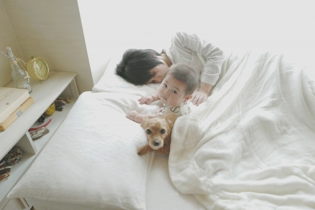 マットレスで寝る母親と赤ちゃん