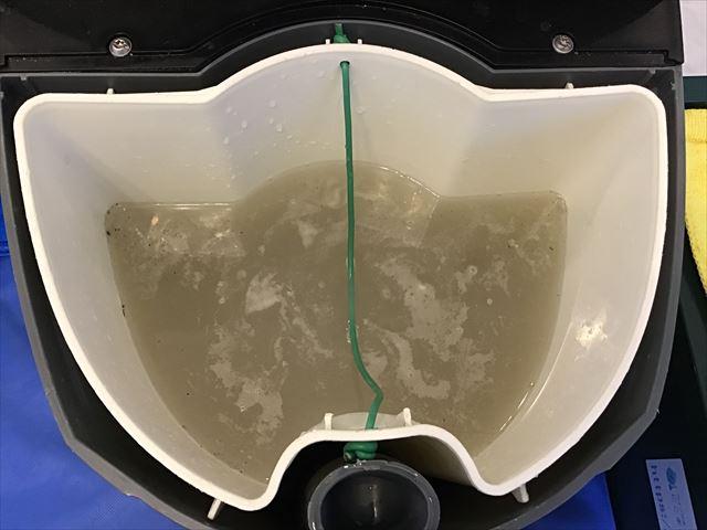 ペット粗相跡を洗浄したマットレスから回収した汚水