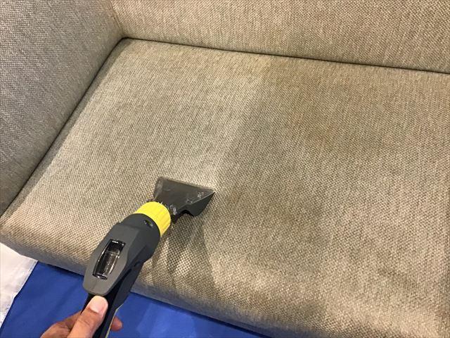 嘔吐で汚れたソファー