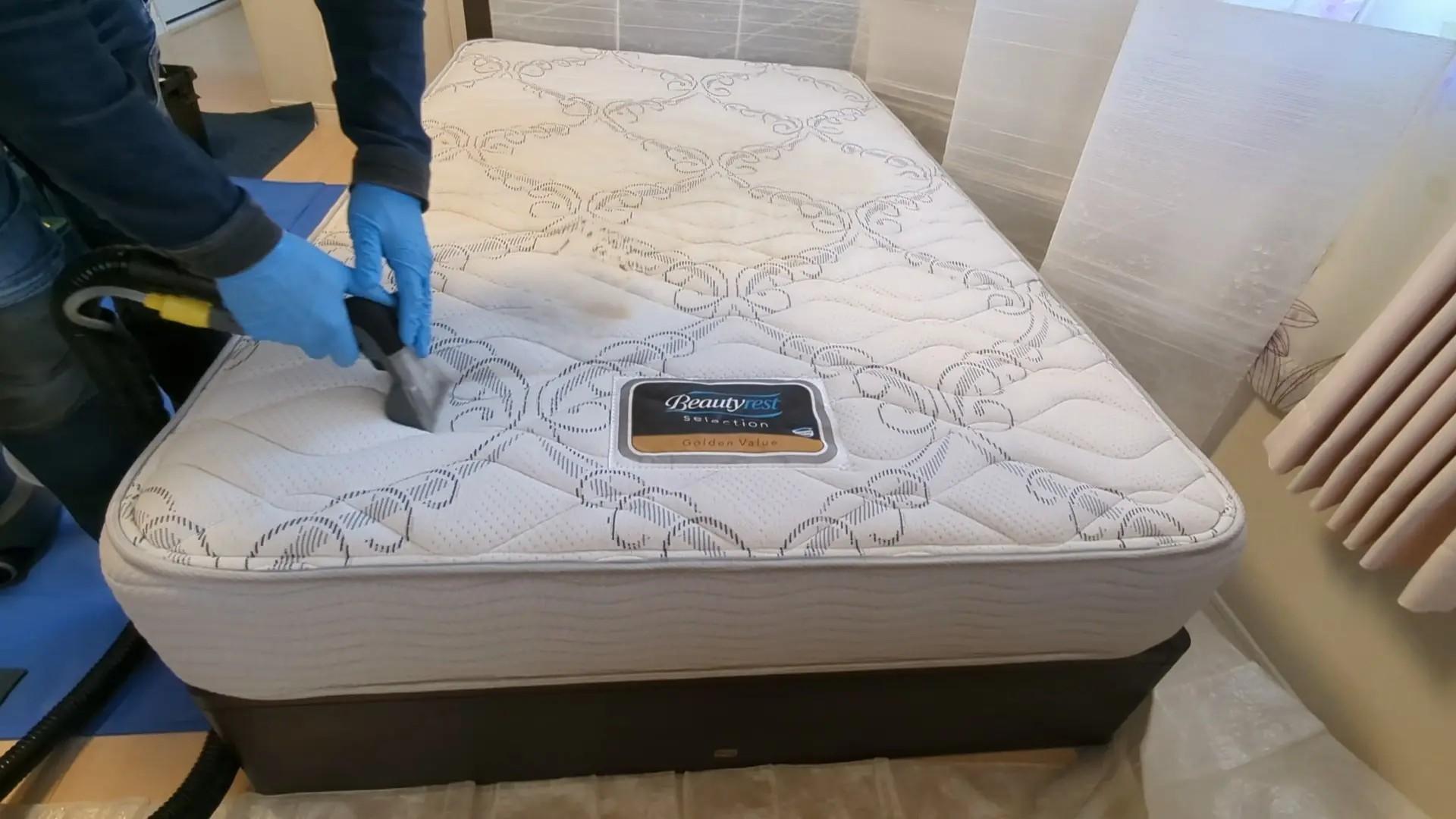 マットレスクリーニングの施工現場と使用機材