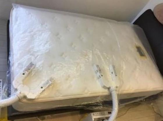 専用乾燥機と乾燥用カバーでマットレスを乾燥している様子