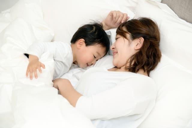清潔なベッドで安心して眠る親子