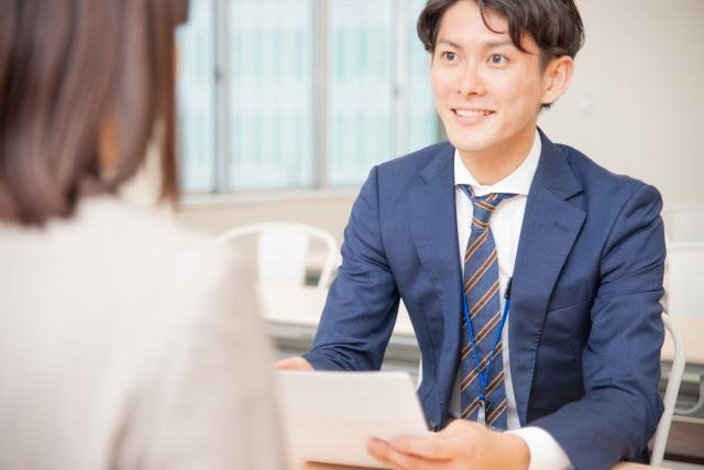 提案するビジネスマン