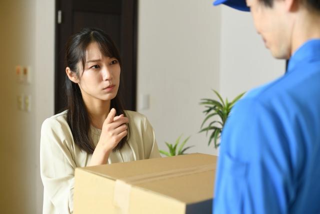 玄関で対応する女性