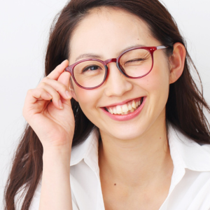 フラワーアレンジメント　体験者　花束を持つ女性