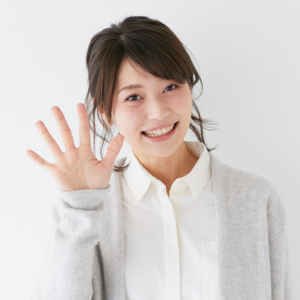 フラワーアレンジメント　体験者　花束を持つ女性