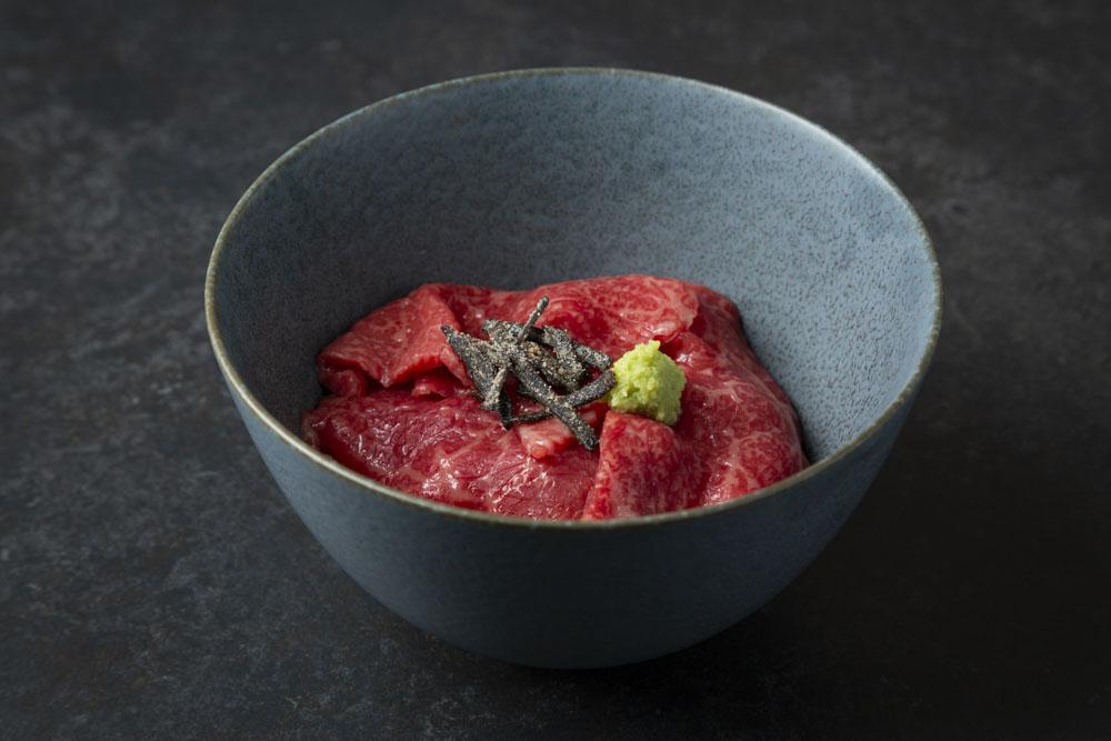 《真の牛丼》  火入れを極限に抑え、 肉の旨みに昆布の旨みを合わせ、山葵の風味で。