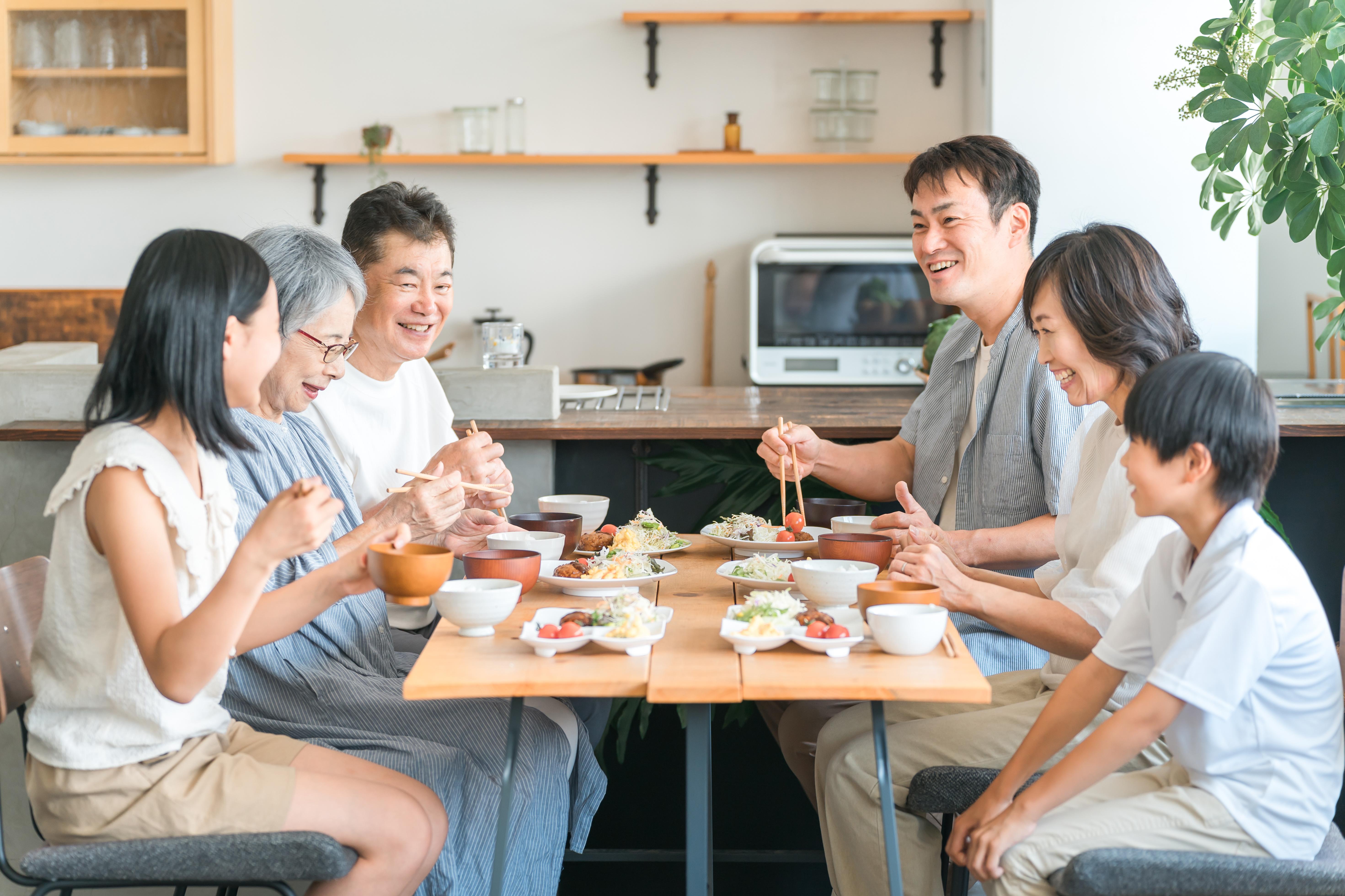 地域の暮らしに寄り添う食卓のひと時ー大和みらいホールディングスの“私たちについて”