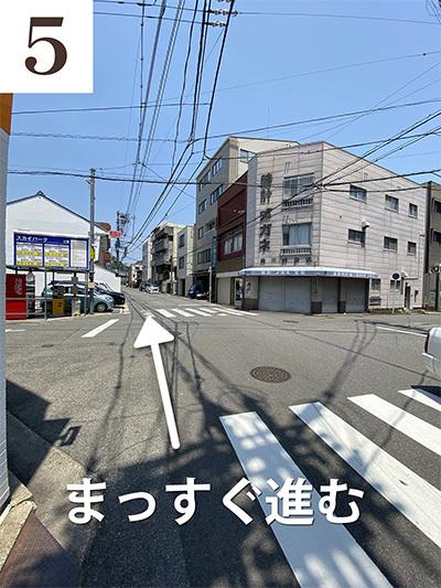 ⑤ここも直進。ここを通り過ぎた5〜6軒先にM'sビルが見えてきます。