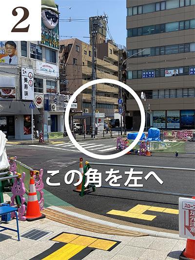 ②くぬぎの前を通り、もみじ銀行ATMまで歩く