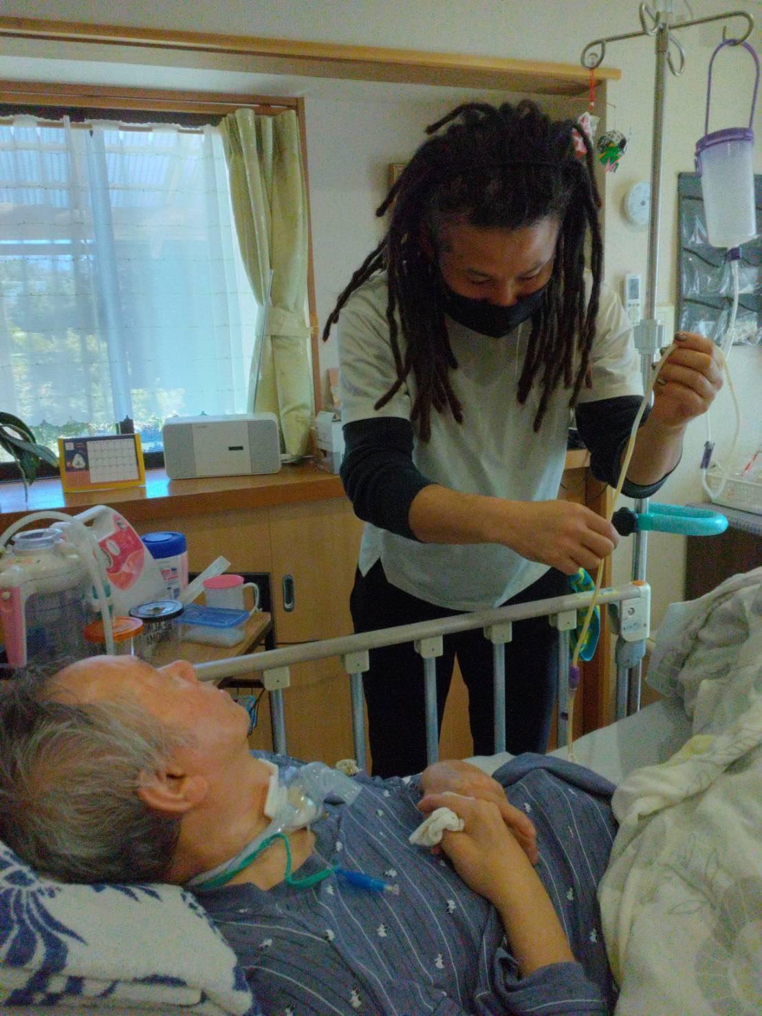 介護対応中のヘルパー