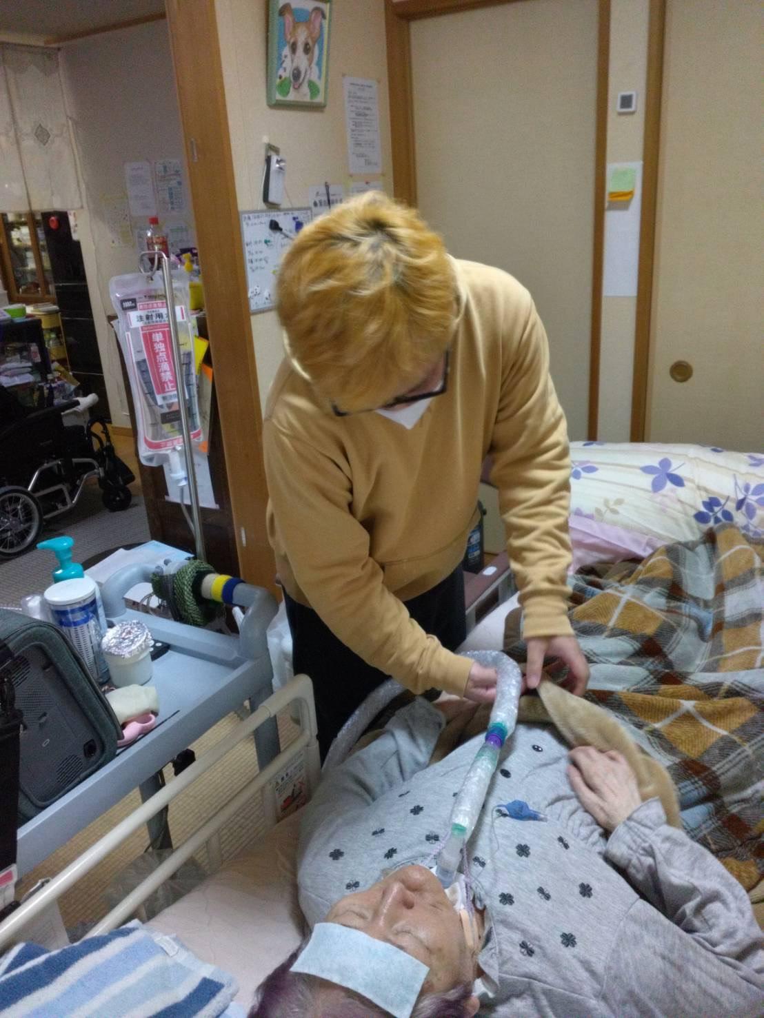 介護対応中のヘルパー