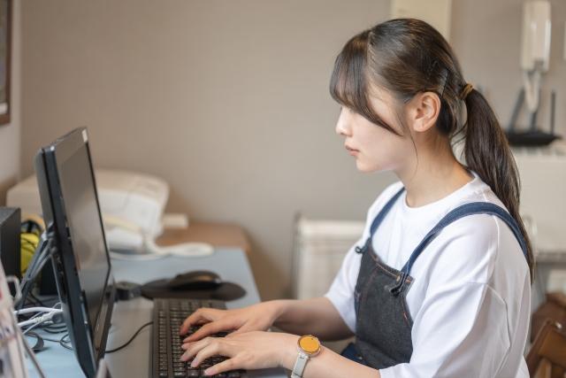 パソコンで作業をする女性