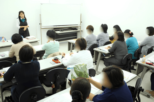 多くの受講生が参加する対面式ベジフルダイエット講座の様子