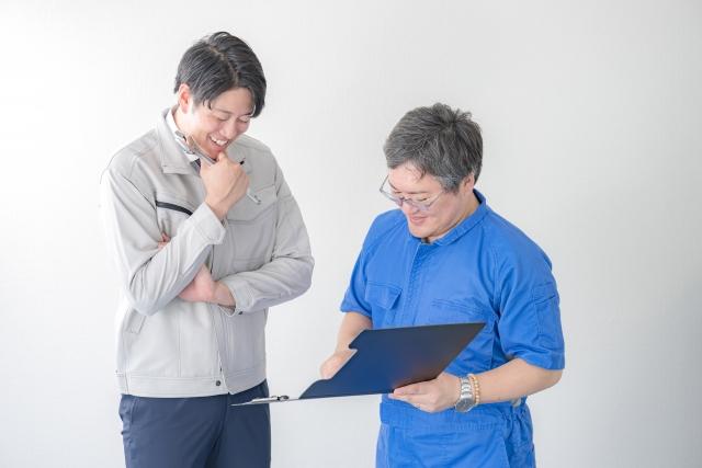 笑顔の作業服の男性達